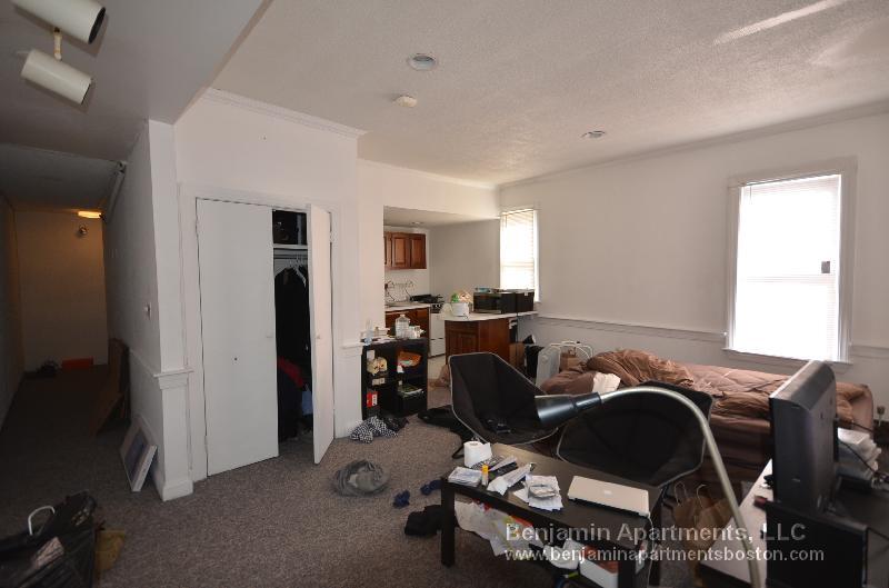 61 S Huntington Ave, Unit 303 in Boston, MA - Foto de edificio