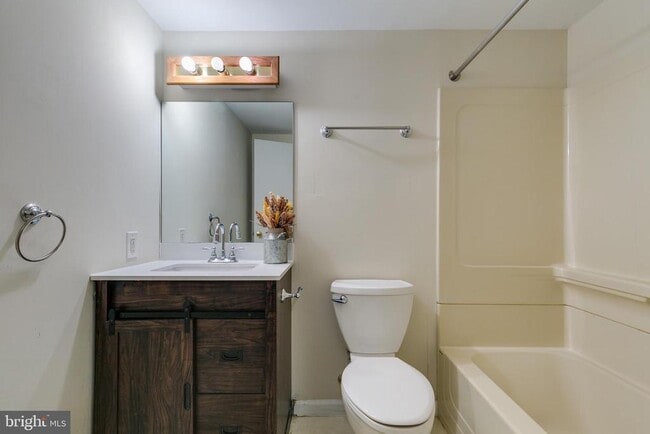 12010 Sugarland Valley Dr in Herndon, VA - Building Photo - Building Photo