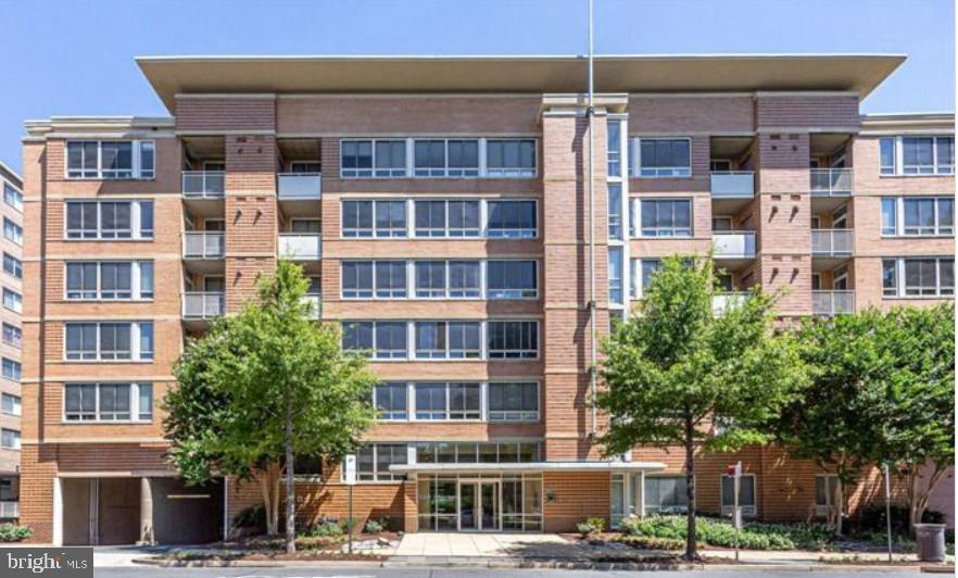355 I St SW in Washington, DC - Building Photo