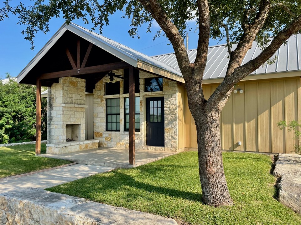 236 Valley View Dr in Uvalde, TX - Building Photo