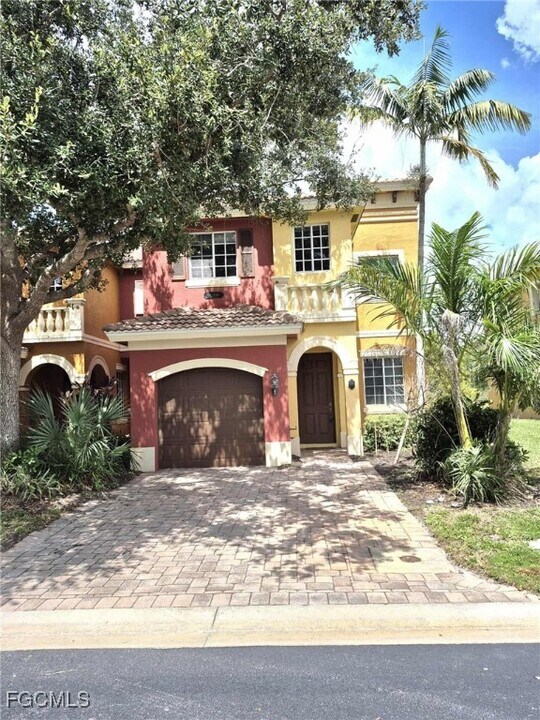 10300 Olivewood Way in Estero, FL - Building Photo
