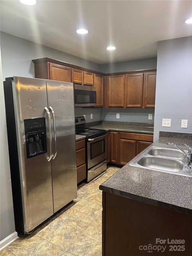 5919 Fazenda Drive in Charlotte, NC - Building Photo - Building Photo