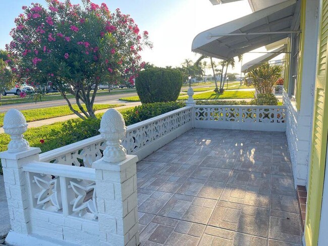 2020 SW Golf Ln in Boynton Beach, FL - Building Photo - Building Photo