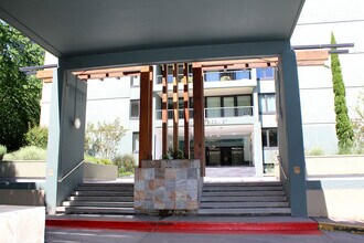 111 SW Harrison St in Portland, OR - Building Photo - Building Photo