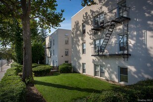 537 Bevelander Pl in West Sayville, NY - Building Photo