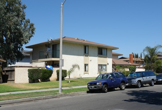 1931 E Coral Ave in Orange, CA - Foto de edificio - Building Photo