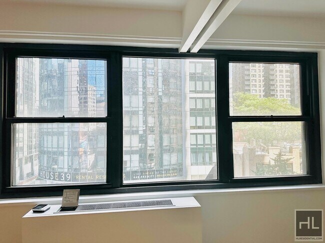 East 39th Street in New York, NY - Foto de edificio - Building Photo