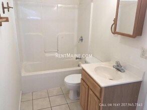 1833 Hammond St in Hermon, ME - Foto de edificio - Building Photo