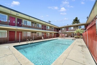 Twin Palms in Pomona, CA - Foto de edificio - Building Photo