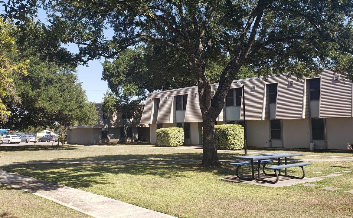 800 N Hwy 123 Bypass in Seguin, TX - Building Photo