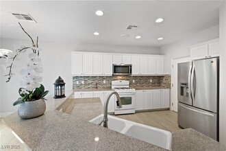 9757 Marcelline Ave in Las Vegas, NV - Foto de edificio - Building Photo