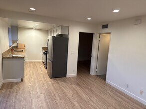 10330 Riverside Dr, Unit B in Los Angeles, CA - Foto de edificio - Building Photo