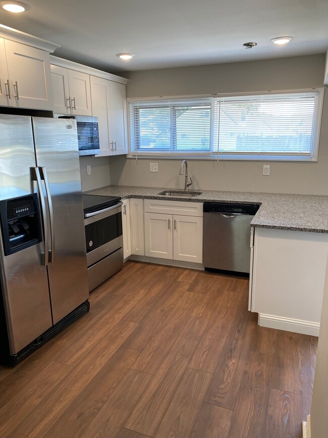 305 Northpark Dr in Levittown, PA - Building Photo - Building Photo