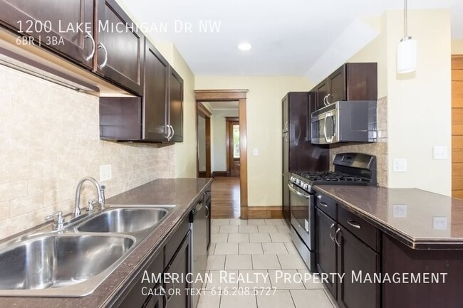 1200 Lake Michigan Dr NW in Grand Rapids, MI - Building Photo - Building Photo