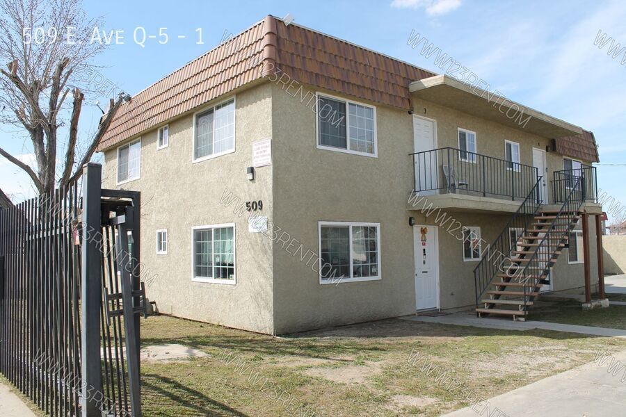 509 E Ave Q-5 in Palmdale, CA - Building Photo