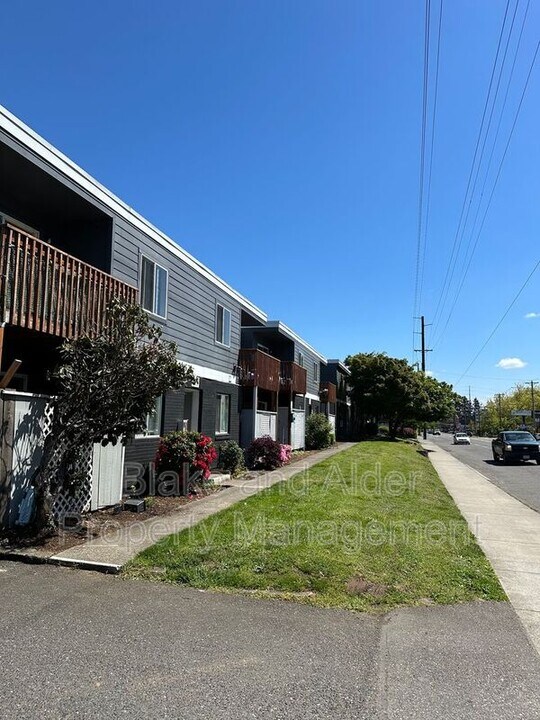 15847 SE Stark St in Portland, OR - Building Photo