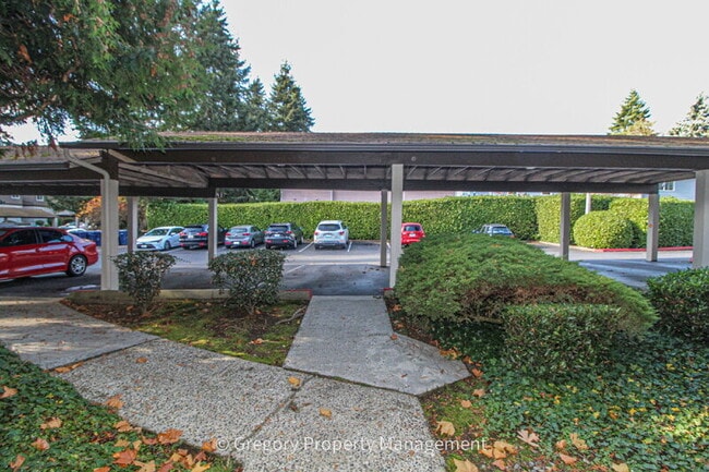 12621 NE 130th Way in Kirkland, WA - Building Photo - Building Photo