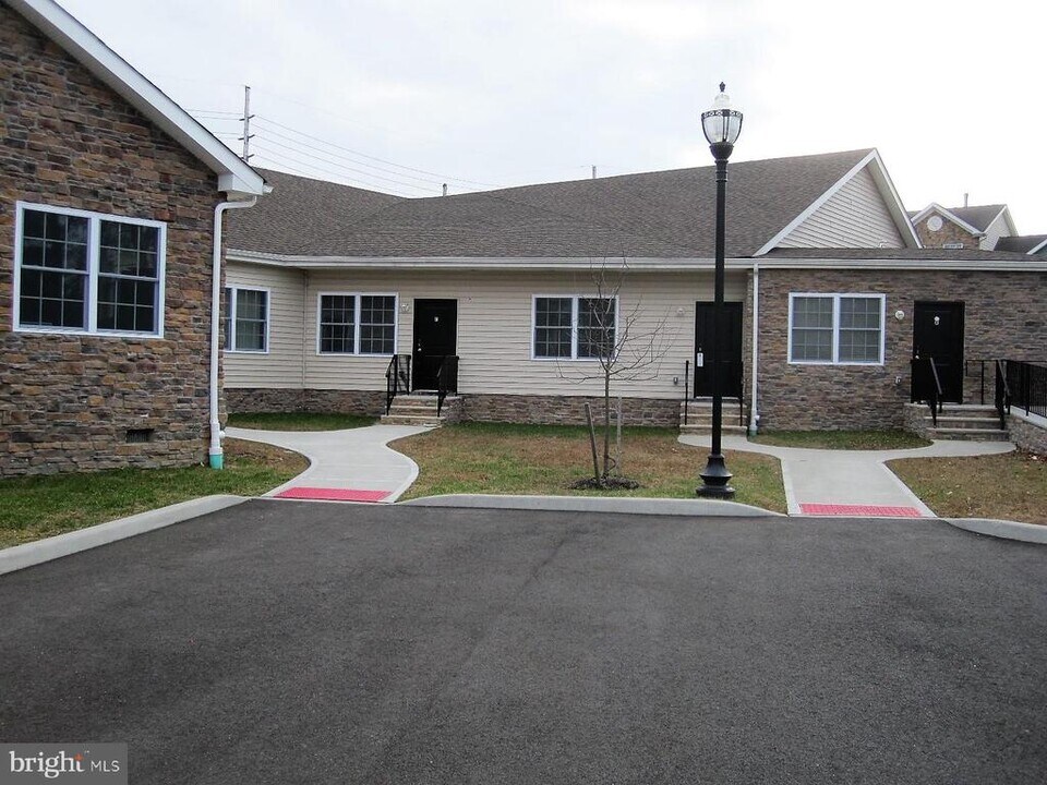 132 William St in Hightstown, NJ - Building Photo