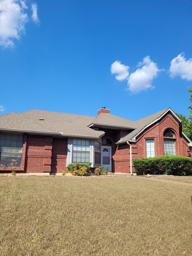 327 Meadowcreek Dr in Duncanville, TX - Foto de edificio - Building Photo