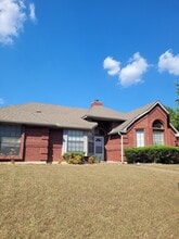 327 Meadowcreek Dr in Duncanville, TX - Building Photo - Building Photo