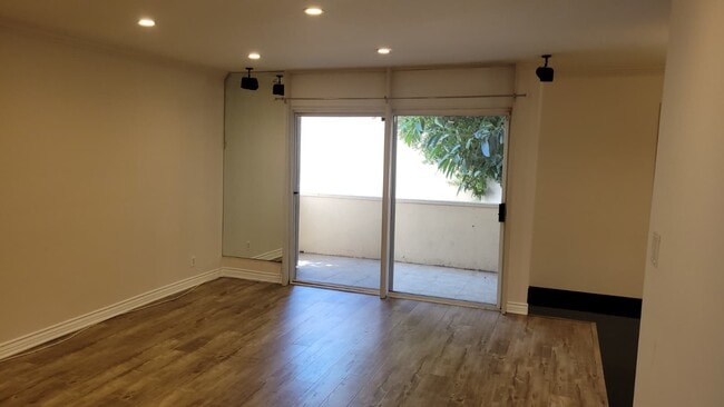 4521 Colbath Ave, Unit 104 in Sherman Oaks, CA - Building Photo - Building Photo