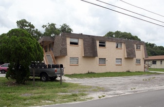 2002 E 142nd Ave in Tampa, FL - Foto de edificio - Building Photo