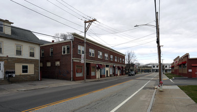 1295 Main St in West Warwick, RI - Building Photo - Building Photo