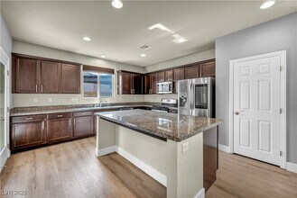 8016 Skye Falls St in Las Vegas, NV - Building Photo - Building Photo