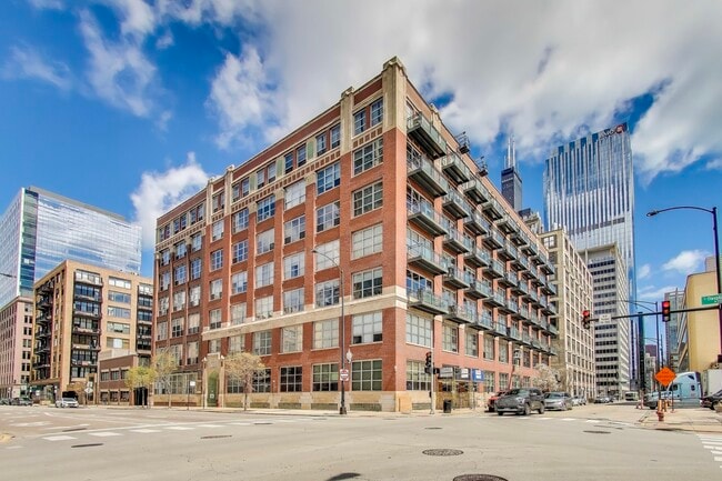 333 S Desplaines St, Unit 302 in Chicago, IL - Building Photo - Building Photo