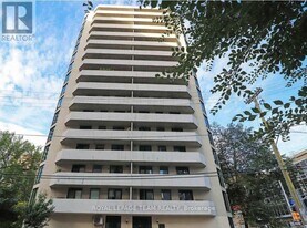 200 Bay St in Ottawa, ON - Building Photo