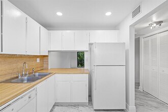 330 W Park Dr in Miami, FL - Building Photo - Building Photo