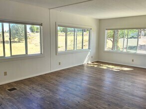 2670 SW Aaron St in Madras, OR - Building Photo - Building Photo