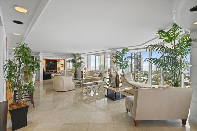 19355 Turnberry Way in Miami, FL - Foto de edificio - Building Photo