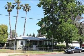 13822 Oxnard St in Van Nuys, CA - Building Photo - Primary Photo