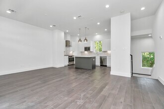4715 Independence Hts Ln in Houston, TX - Building Photo - Building Photo