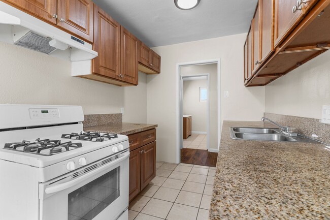 731 Orange Ave, Unit 15 in Long Beach, CA - Foto de edificio - Building Photo