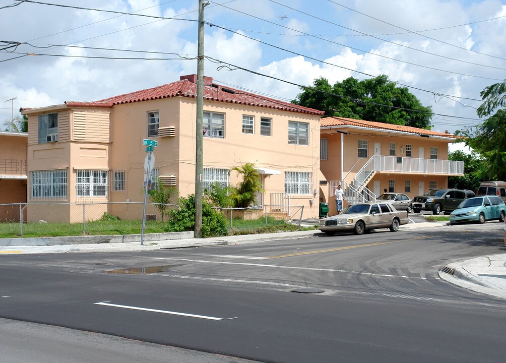 658 SW 5th Ave in Miami, FL - Building Photo