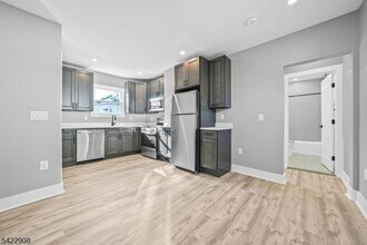 100 Kansas St in Hackensack, NJ - Foto de edificio - Building Photo