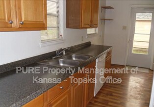 2333 SW Moundview Dr in Topeka, KS - Building Photo - Building Photo