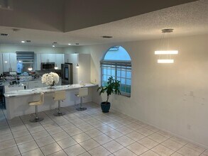 15271 NW 6th Ct in Pembroke Pines, FL - Foto de edificio - Building Photo