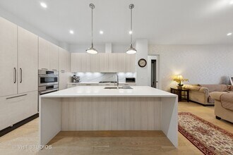 2773 N Hampden Ct in Chicago, IL - Building Photo - Building Photo