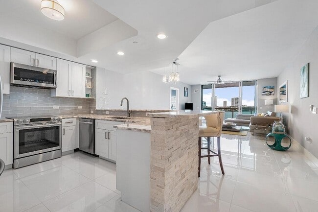 2640 Lake Shore Dr, Unit 415 in Riviera Beach, FL - Building Photo - Building Photo