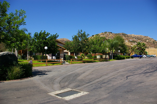 Mountain View Villas in Santee, CA - Foto de edificio - Building Photo