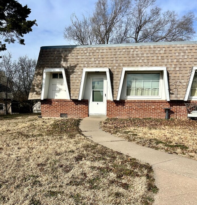 210 E 10th St in Newton, KS - Building Photo