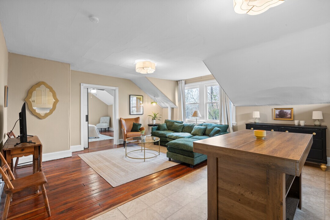 7 Old Philadelphia Pike, Unit 2nd Floor in Douglassville, PA - Foto de edificio