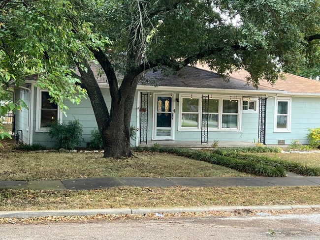 property at 1000 E Walnut St