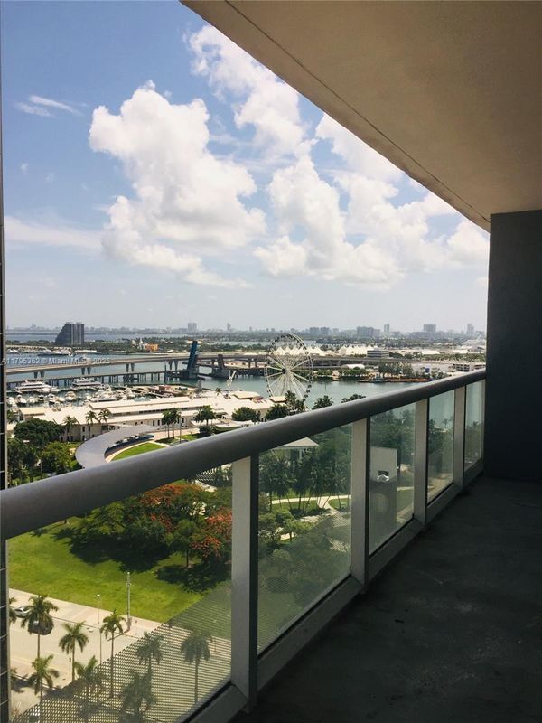 50 Biscayne Blvd in Miami, FL - Building Photo - Building Photo