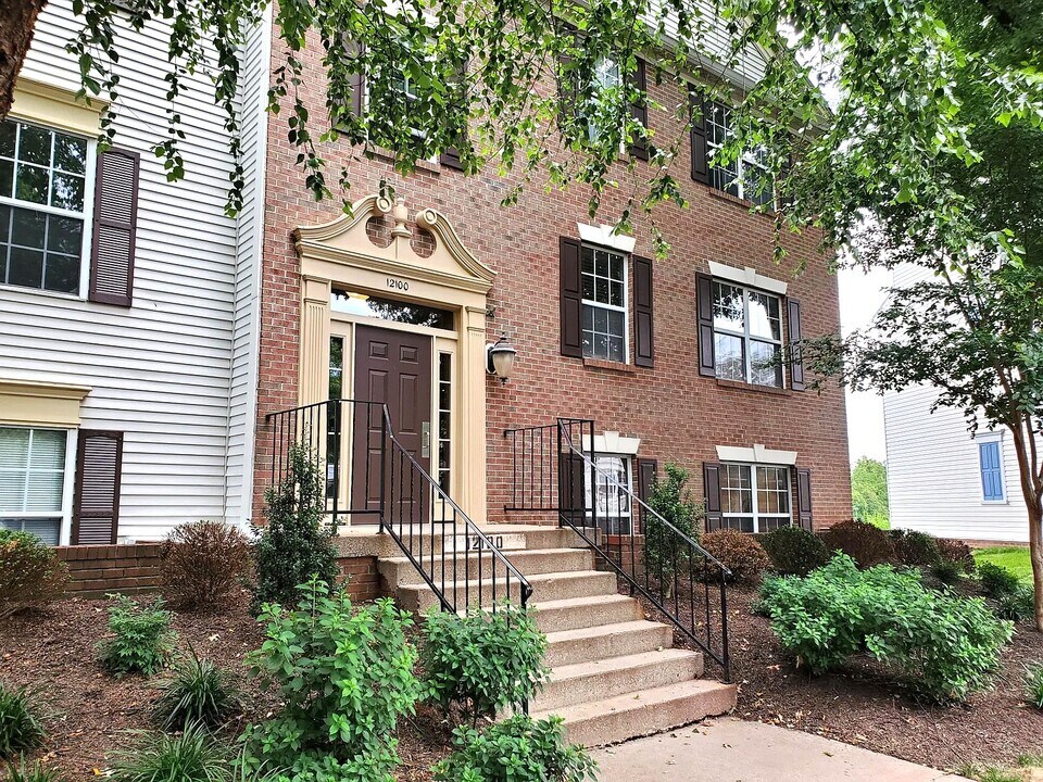 12100 Greenway Ct, Unit 202 in Fairfax, VA - Building Photo