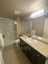 1093-1093 Sunset Dr in Kelowna, BC - Building Photo - Building Photo