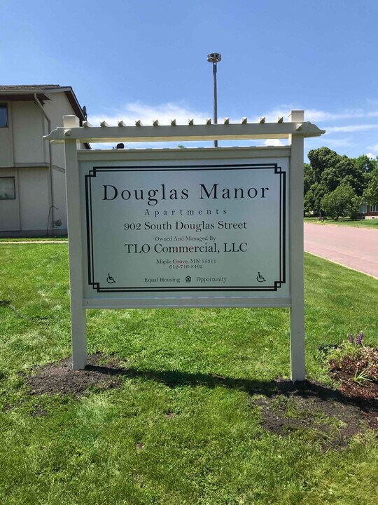 902 S Douglas St in Lamberton, MN - Building Photo